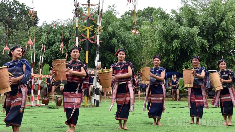 Nĕ hut tơdrong so