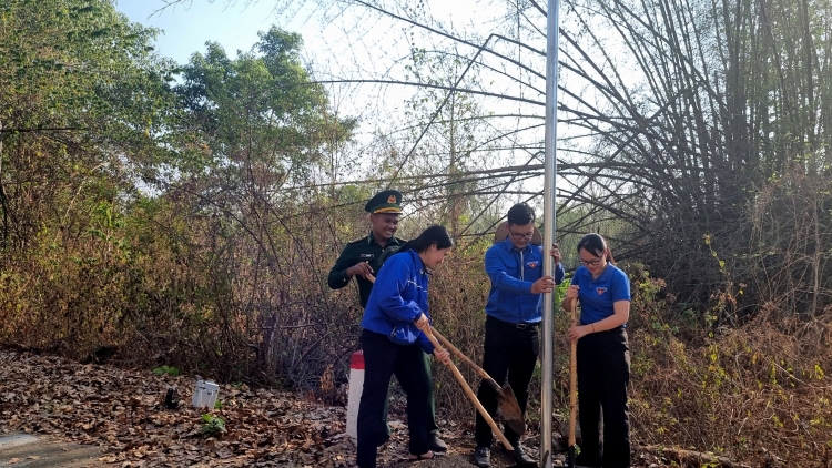 Ŭnh điện chrat ang tĭng n’gâng ntăm n’har bri ta Dak Lak