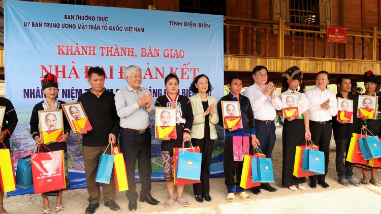 Kruanh Rnâng kan Trung ương Trương Thị Mai khâl ndrel pah kan ta Điện Biên.