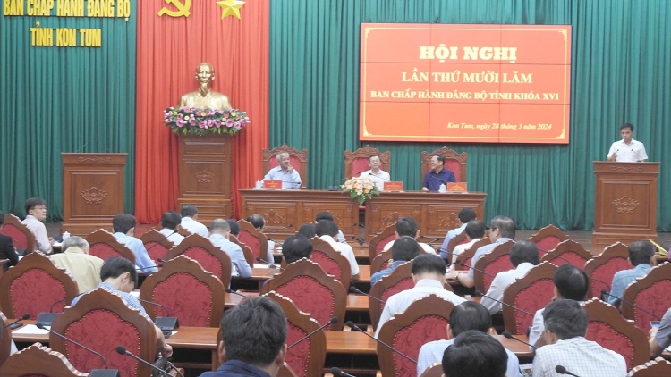 Wăng sa-rêh jêng n’gor Kon Tum gĭt saơ âk nău hŭch tâm 3 khay 