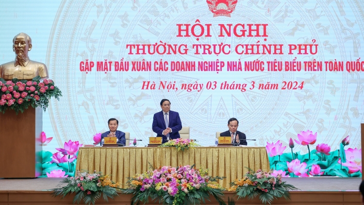 Thủ tướng Phạm Minh Chính tơƀâp ƀât blŭng sơnăm dôm anih tĕch mơdro teh đak jang xa rơgei