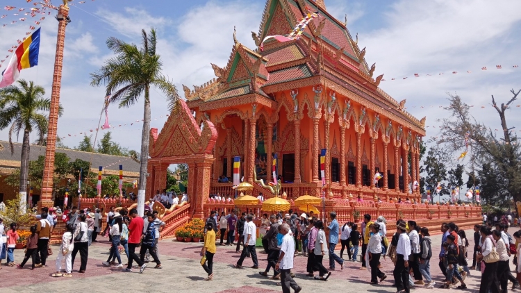 បរិយាកាសអធិកអធមនៃពិធីសម្ពោធឆ្លងព្រះវិហារនៅវត្តមង្គលឧទ្យានកិញ្ឆាងខេត្តត្រាវិញ។