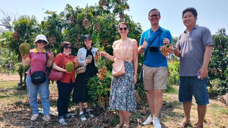 Apŭng sơlam Buôn Đôn hơtŏk tơiung mŭk drăm đơ̆ng tơmang lăng choh jang sa, tơring tơrang