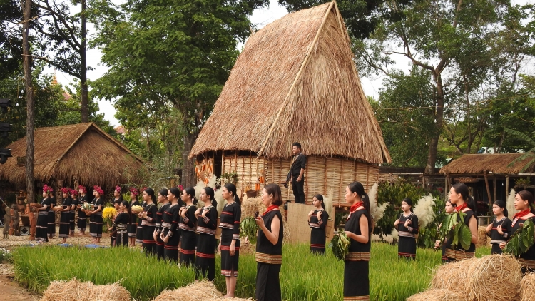 Kon Tum: Tơdroăng Ngê̆ thuât ‘’Đăk Hà hâi rơnó’’ mơhnhôk rơpâu ngế troh ngăn 