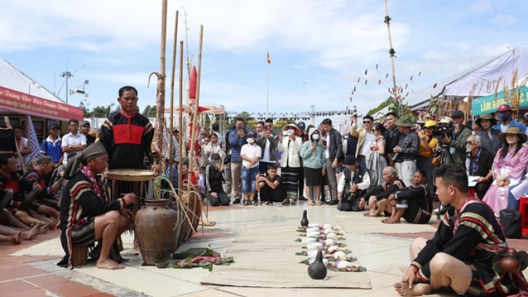 Tàm boh bơr mờ cau kra ƀòn bè sền gàr niam chài kòn cau Rơđê dê