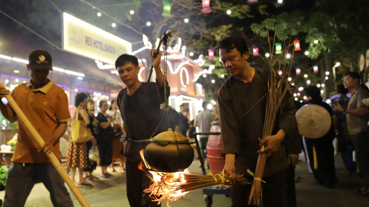 Hloh 400 tơmam sa, tơmam huch nhă vang akŏm Lêh tơmam sa tơ̆ pơlei tơm Hồ Chí Minh