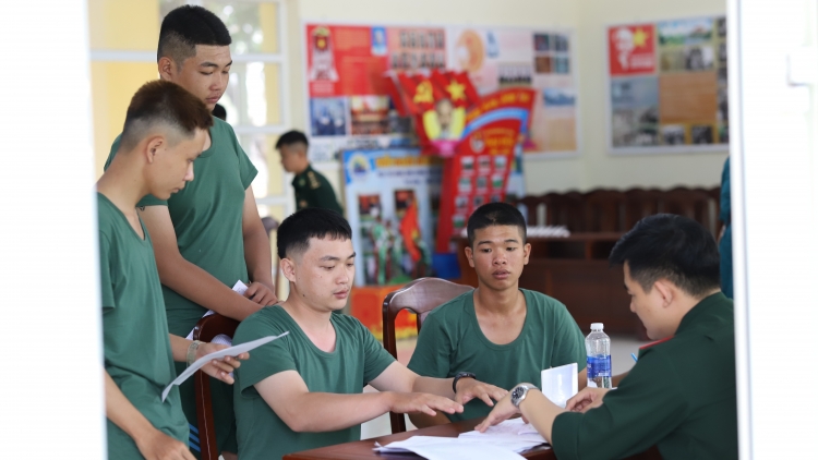 Iung jang kiơ̆ joăt joe yak mơ̆t lơ̆m pơyan pơhrăm ăn ƀô̆ đô̆i hle