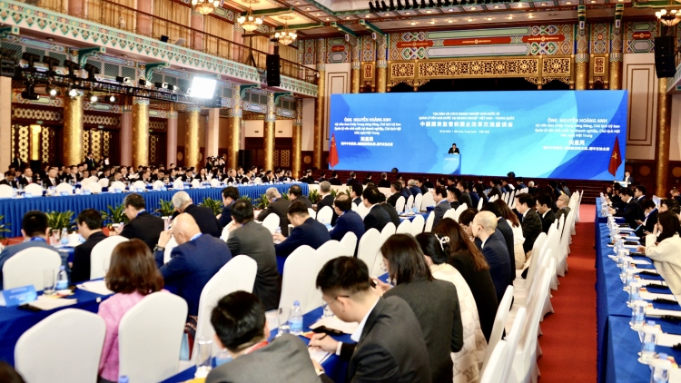 Kruanh Quốc hội Vương Đình Huệ râng rƀŭn nchră “Nkra rgâl doanh nghiệp ngih dak n’hanh mât uănh prăk ngih dak ta doanh nghiệp Việt Nam-Trung Quốc” 