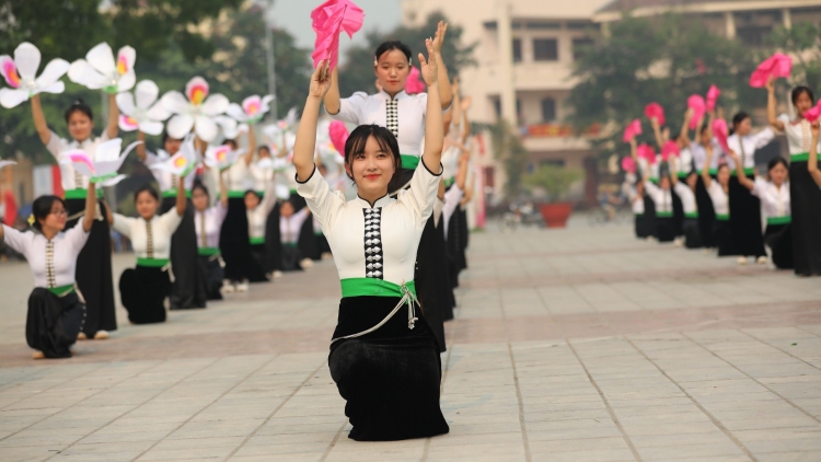 2.200 ‘nu hŏk tro, sinh viên Điện Biên vang akŏm lơ̆m tơdrong hơxoang tơ̆ trong glung