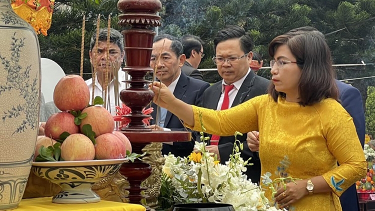 Tây Nguyên tơbâ hâi pơtáu Hùng hlâ pêi pro tơrŭm rơtế tơmiât troh pơlê xiâm dêi hdroâng mơngế  