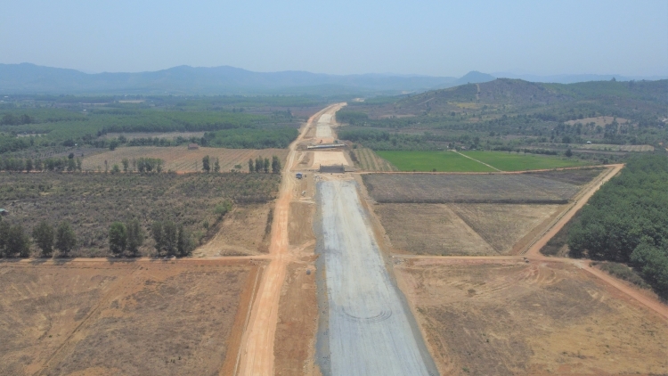 Ntrŭt dăng nau ê nkra trong cao tốc Khánh Hoà-Buôn Ma Thuột