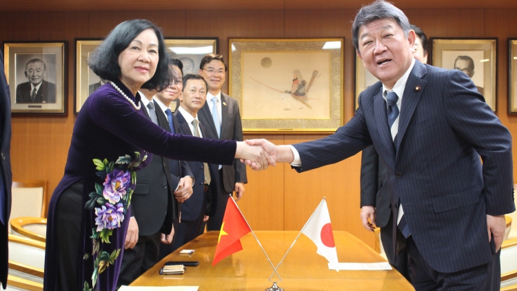 Yă Trương Thị Mai nao čuă Japan, pơtrut ngă hrŏm abih bang kơplah wah Japan - Việt