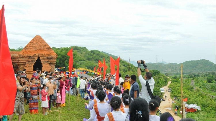 GHEIH MEKRE DALAM BRUK PEIH NGAK ADAT CAMBAT PÔ DAM