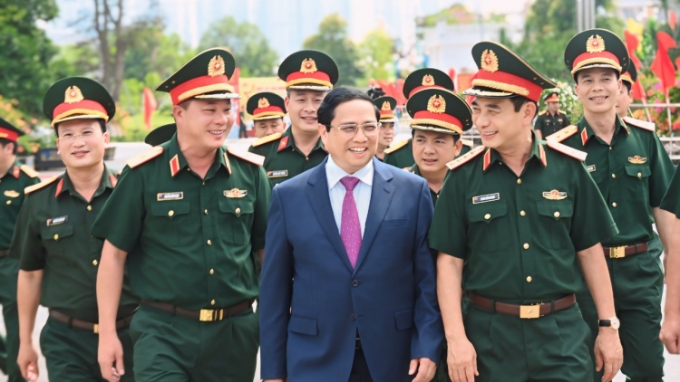 Thủ tướng Cíñ phủ ồng Phạm Minh Chính lòt còp Ƀinh đoàn 12