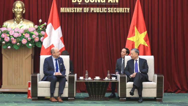 Khua ding jum kông ang ơi Tô Lâm tŭ jum khua anih jưh pơ ala dêh čar Thụy Sĩ ƀơi Việt Nam