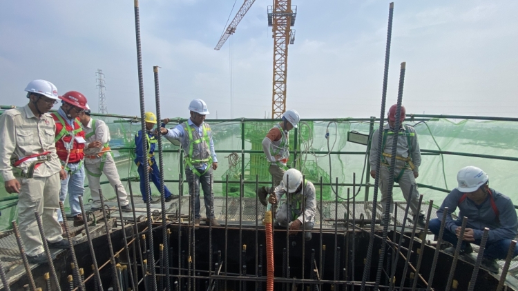 កម្មករ កម្មការិនីរួសរាន់សាងសង់ស្ពាន Rạch Miễu 2