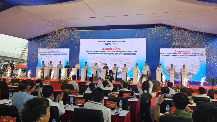 Thủ tướng Cíñ phủ ồng Phạm Minh Chính tus bal dơ̆ sơn đờm lam lơh Rơndap broă lơh pờ ơnàng Hìu nac ơm T2 - Ƀlàng rơndeh par dunia Nội Bài