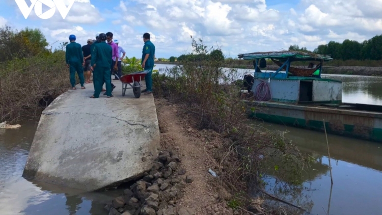 Cà Mau មិនទាន់អស់បារម្ភរឿងបាក់ស្រុតដីនៅរដូវប្រាំងនៅឡើយ បែជាបារម្ភរឿងបាក់ស្រុតដីនៅរដូវវស្សាទៀត។