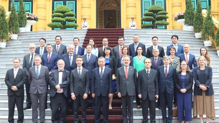 Pôa Tô Lâm, Kăn xiâm hnê ngăn tơnêi têa tơdah Kăn teăng mâ dêi châu Âu ƀă mâu kong têa ối tung khu