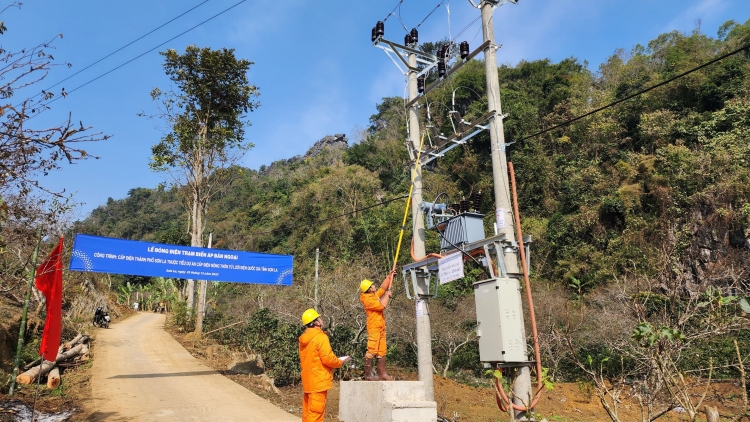 Nhanh chóng hoàn thành mục tiêu cấp điện cho vùng dân tộc