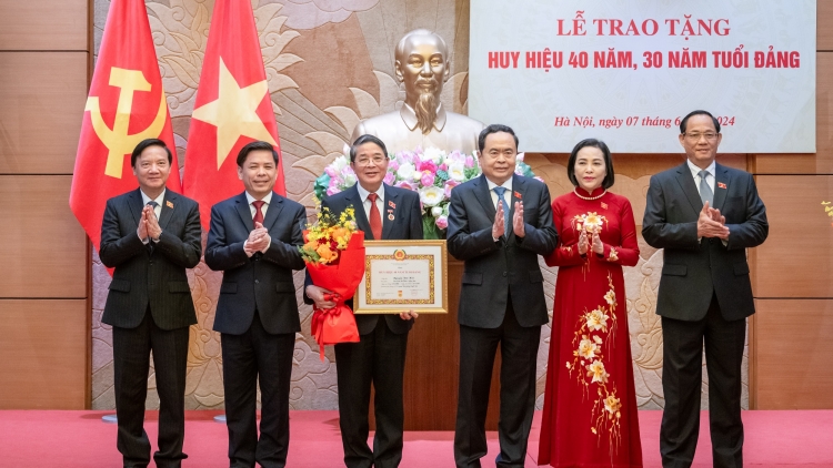 Pôa Trần Thanh Mẫn Kăn xiâm hnê ngăn Kuô̆k hô̆i veăng Leh diâp  huy hiệu Đảng