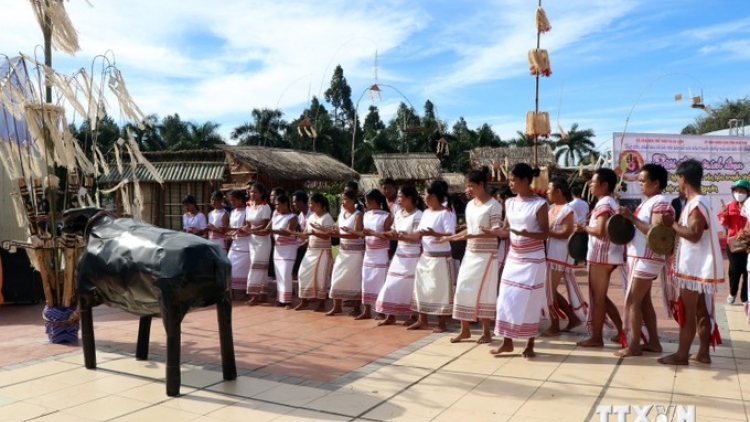 KON TUM PA DƯR RÂU CHR’NĂP LIÊM VĂN HOÁ, BHIỆC BHAN TY CHR’NẮP ÂNG ĐHANUÔR ACOON CÓH