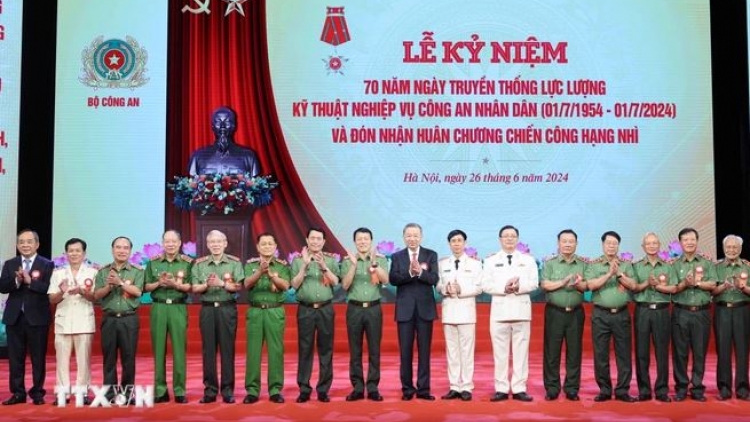 Kruanh dak râng Lễ nkah ndray 70 năm nar way ơm mpôl kan Kỹ thuật nghiệp vụ Công an ƀon lan