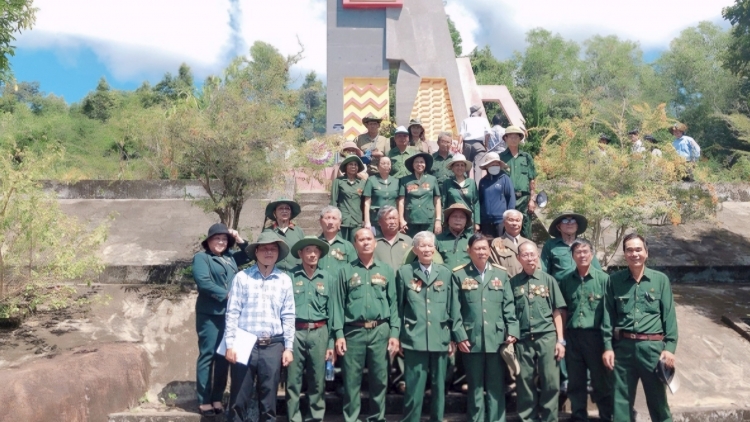 Ăp nuĭh ntĭt leo  “Druh ndăm dâk chŏl lor, tât ranh leo trong kan jăp gơih” ta Dak Lak