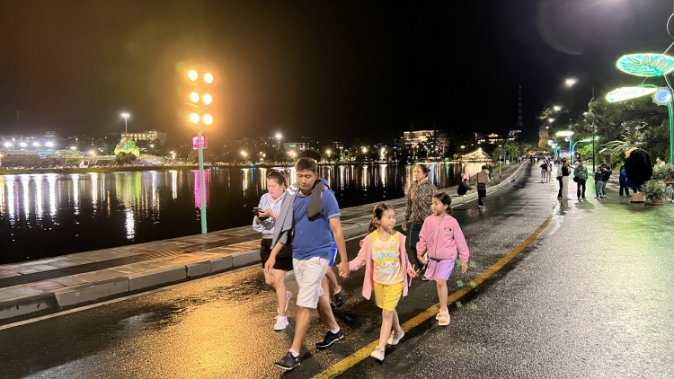 Pơxiâm pro troăng  kơphô̆ prôk chêng pakĭng long Xuân Hương