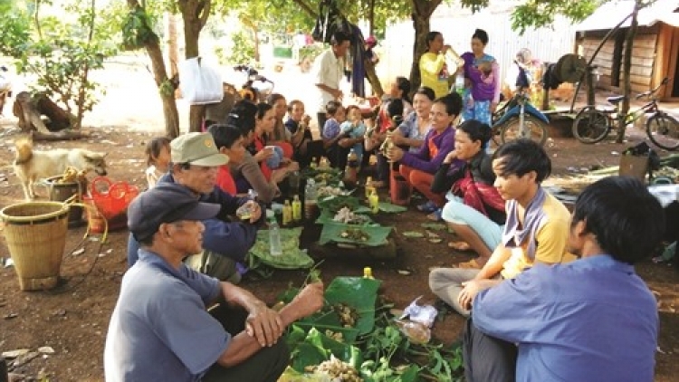 Ki lĕm tung túa tơlá tơrŭm bro nhŏng o dêi mơngế Bơhnéa