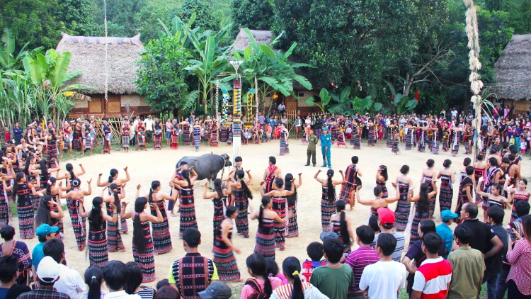 BHIỆC BHAN VĂN HOÁ TY CHR’NẮP CƠ TU CHR’VAL SÔNG KÔN G’LÚH 4 K’NOọ ĐỢC BHRỢ TƠỢ T’NGAY 17 TƯỚC 19/7