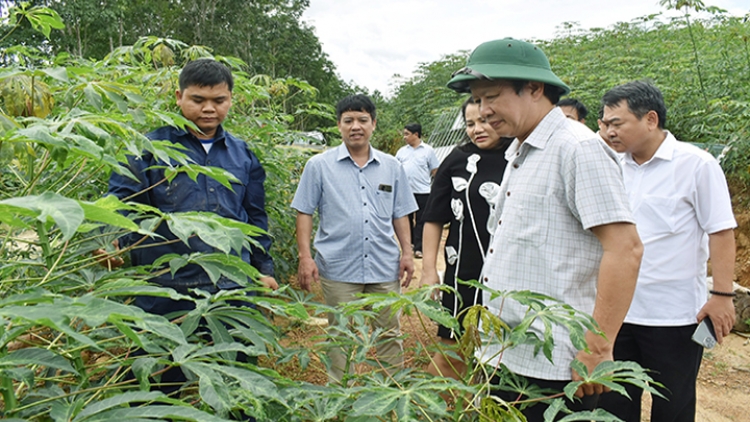 BÍ THƯ TỈNH UỶ THỪA THIÊN HUẾ LÊ TRƯỜNG LƯU LƯM LÊY ZÂP BH’RỢ NÔNG NGHIỆP LIÊM CHOOM BƠƠN BH’NƠƠN DAL ĐHỊ CHR’HOONG NAM ĐÔNG