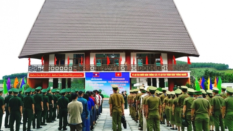 GIAO LƯU BHLƯA SỸ QUAN P’NIÊN BIÊN PHÒNG VIỆT NAM LÂNG CÔNG AN LÀO