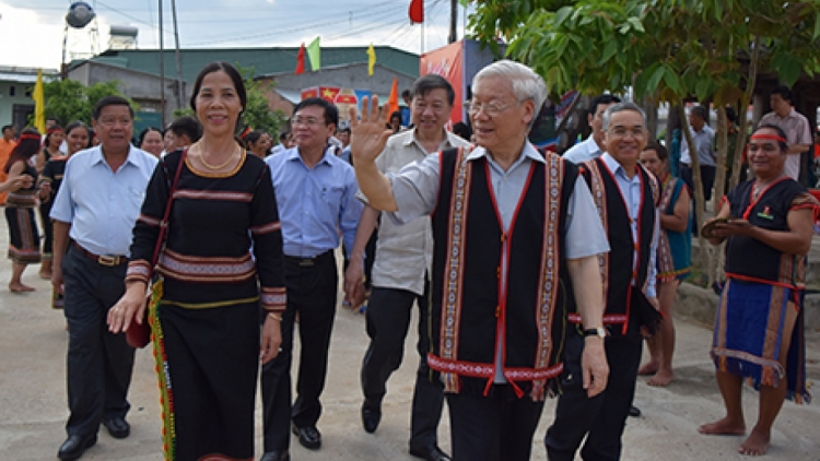 Ƀok Tổng bí thư Nguyễn Phú Trọng – Kơdră pơgơ̆r gơh hơgei lơ̆m tơdrong jang joh ayŏ 