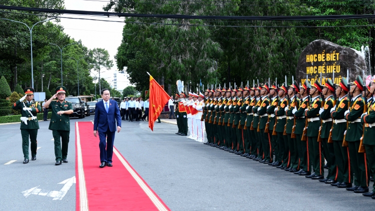 Khua git gai pơ ala mơnuih ƀôn sang dêh čar ơi Trần Thanh Mẫn nao čuă hăng mă bruă ƀơi Quân khu 9