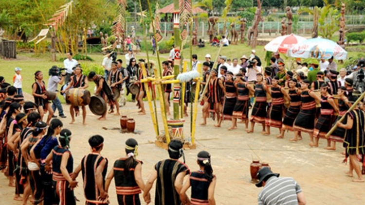 Tự nguyện bảo vệ buôn làng  (Kring vế pơlê pơla)