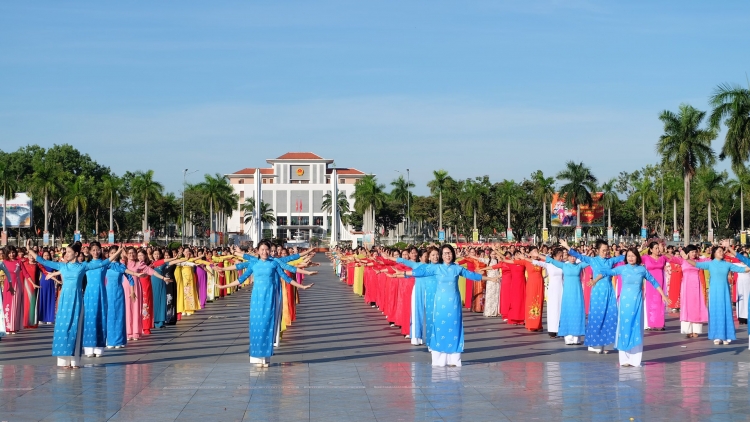 PÂN ĐIL QUẢNG NAM TR’THI PA CĂH ÁO DÀI, XA NẬP ACOON COH LÂNG T’NƠƠT THỂ THAO