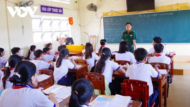 អ្នកជួយទំនុកបំរុងកូនសិស្សក្រីក្រ នៅខេត្តកាម៉ាវ