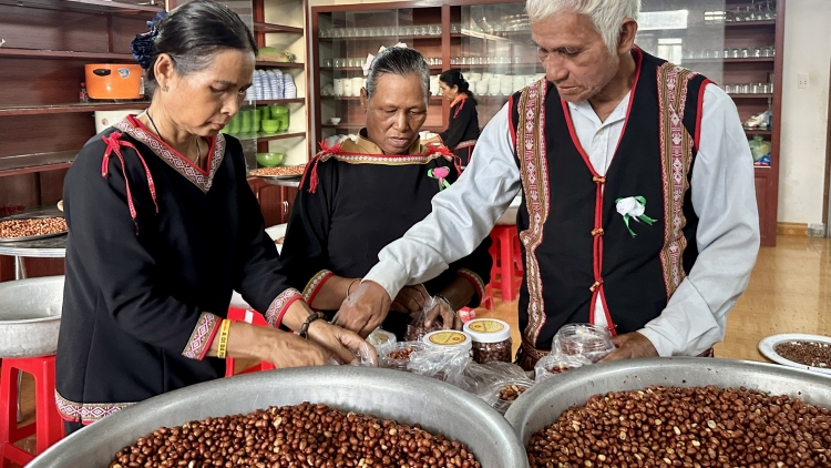 Nŭih ƀon lan Tây Nguyên rƀŏng tât nkuăl dak lip