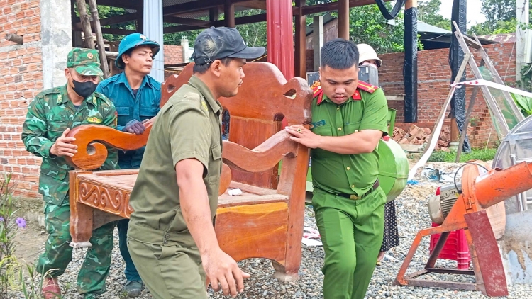 Quảng Nam: Di dời nhà cửa người dân làng sạt lở đến nơi ở tạm