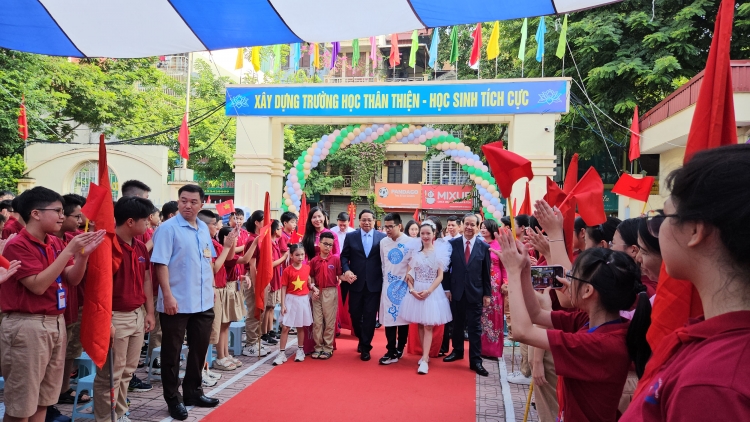 Thủ tướng Phạm Minh Chính sơng sơnăm hŏk ‘nao kŭm hăm thây kô păng hŏk tro tơ̆ Hnam trưng PTCS Nguyễn Đình Chiểu