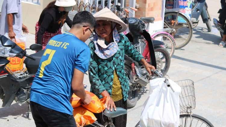 Tặng quà cho đồng bào dân tộc Chăm nhân dịp Lễ hội Katê 2024