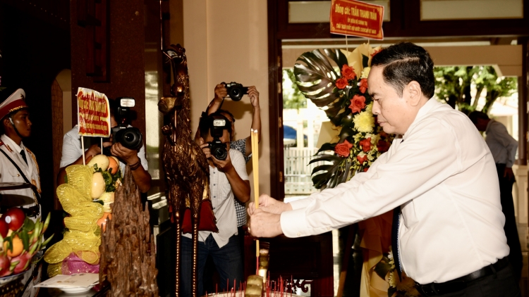 Củ tịc Quốk hội ồng Trần Thanh Mẫn tus chu ñàng, pơdơng bơkào Củ tịc Mpồl duh broă Ƀộ trưởng lài do ƀồc ồng Phạm Hùng mờ Thủ tướng Cíñ phủ lài do ƀồc ồng Võ Văn Kiệt