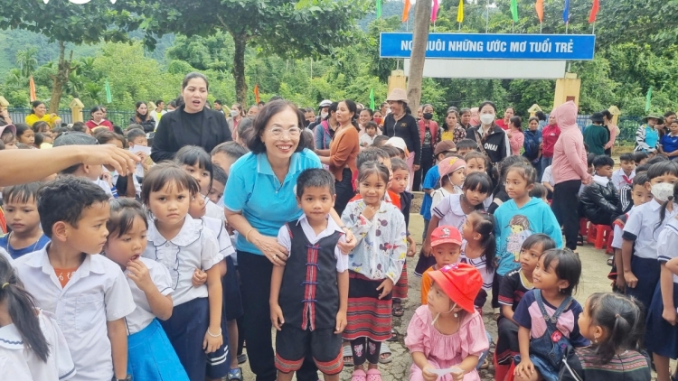 ĐÀ NẴNG CHER K’RƠ BHẦU HUN PR’HÊL TRUNG THU CHER P’NIÊN ĐHA RỰT, COON CÔNG NHÂN LƯM K’ĐHAP K’RA