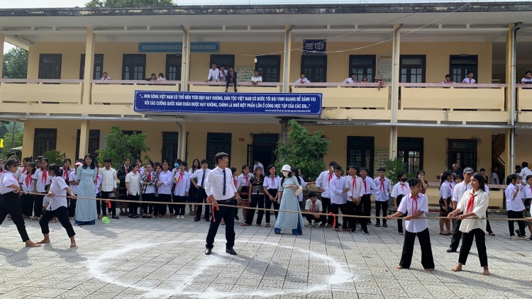 DA DING K’COONG A LƯỚI T’BHLÂNG K’DUA HỌC SINH TƯỚC OOY TRƯỜNG