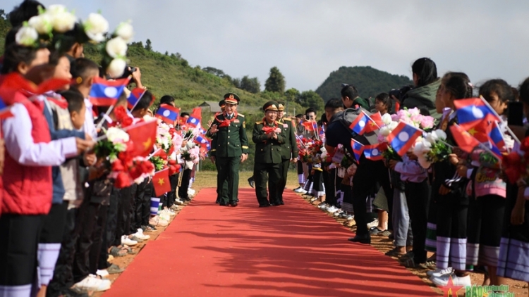 Giao lưu hữu nghị quốc phòng biên giới Việt Nam - Lào thành công tốt đẹp