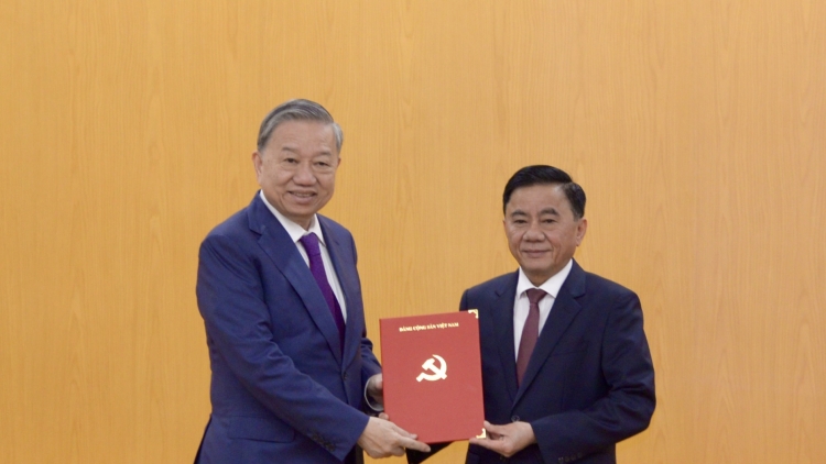  Phŭn bruă kđi čar jao kơ Trần Cẩm Tú klam ngă khua kiă kriê anôk bruă gĭr gai bruă Đảng gưl 13 