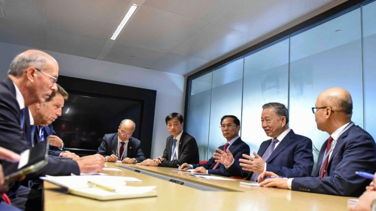 Khua git gai ping gah, khua mir sir ơi Tô Lâm tŭ jum khua pơ ala Khul khua sang bruă sĭ mơdrô dêh čar Prang