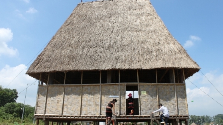 Biên djă druông hơnêp tung kuan tơring  (Dựng xây quê hương)