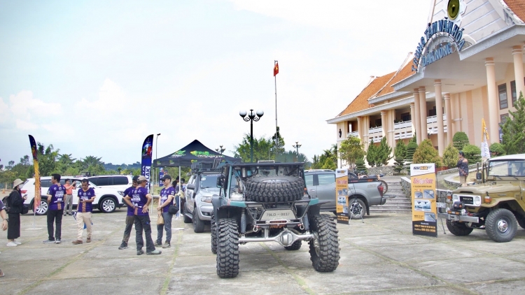 Anŏ mơak pơplông rơdêh ôtô hyu amăng glai ƀơi Dak Nông 